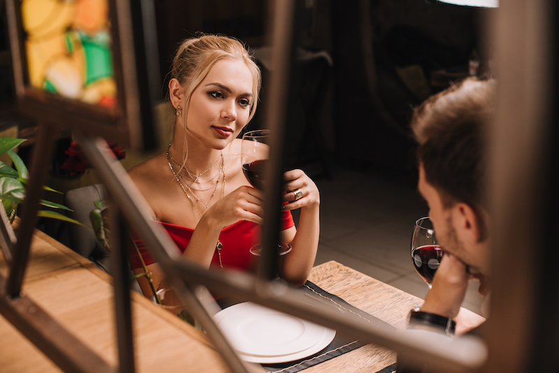 Vrouw flirt met man in restaurant