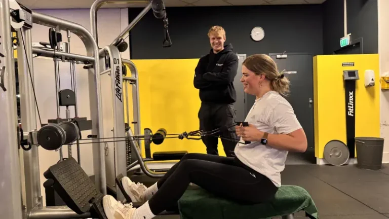 een jonge vrouw aan het trainen met begeleiding van een personal trainer van yourlifecircle