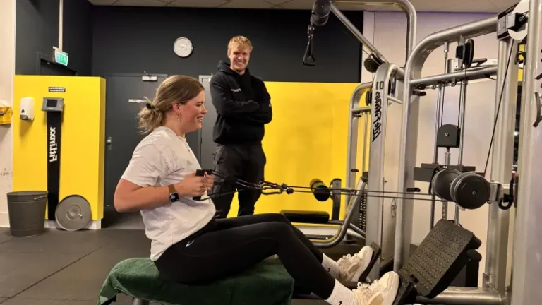 een jonge vrouw aan het trainen met begeleiding van een personal trainer van yourlifecircle