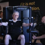 Adriaan lachend op de foto tijdens oefening met coach jeroen
