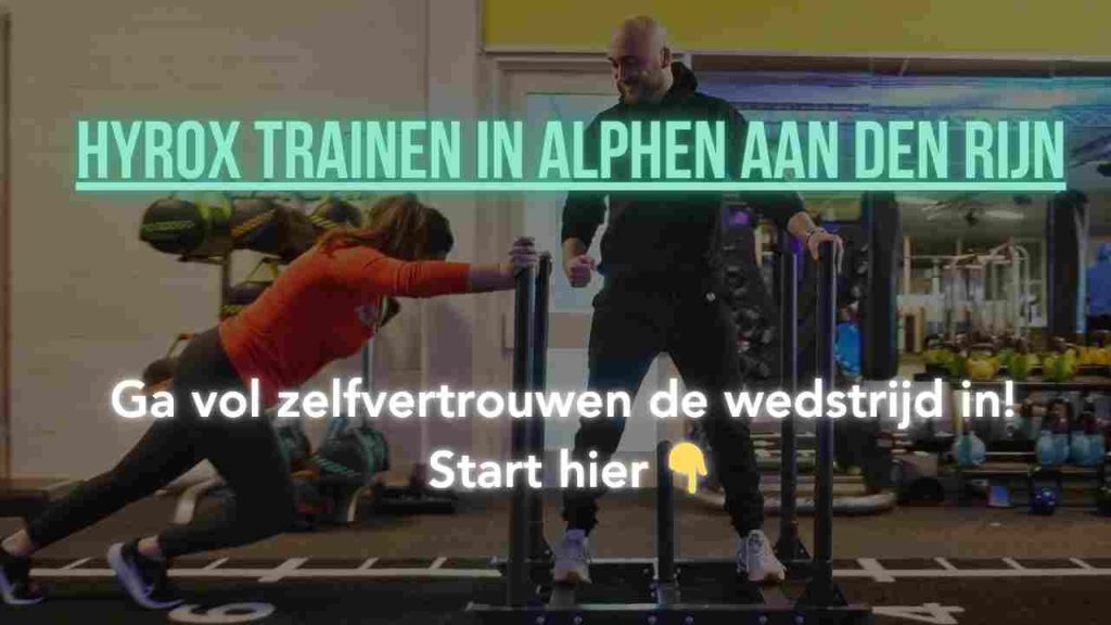 Personal Trainer Jeroen Schilt wordt weggeduwd op de slee tijdens de training.