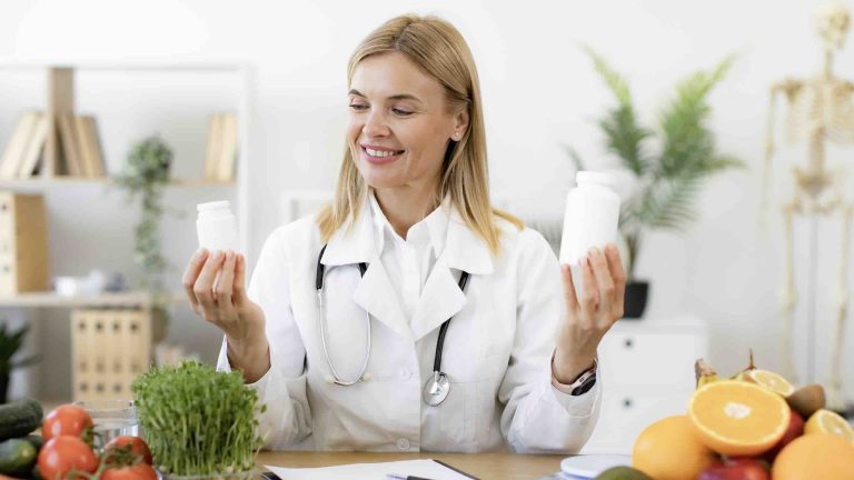 Vrouw die 2 medicijn potjes vasthoudt omringt fruit en groenten.