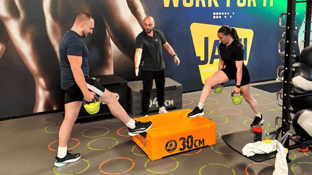 Koppel sport samen met personal trainer erbij
