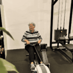 Marianne Lachend op de roeier