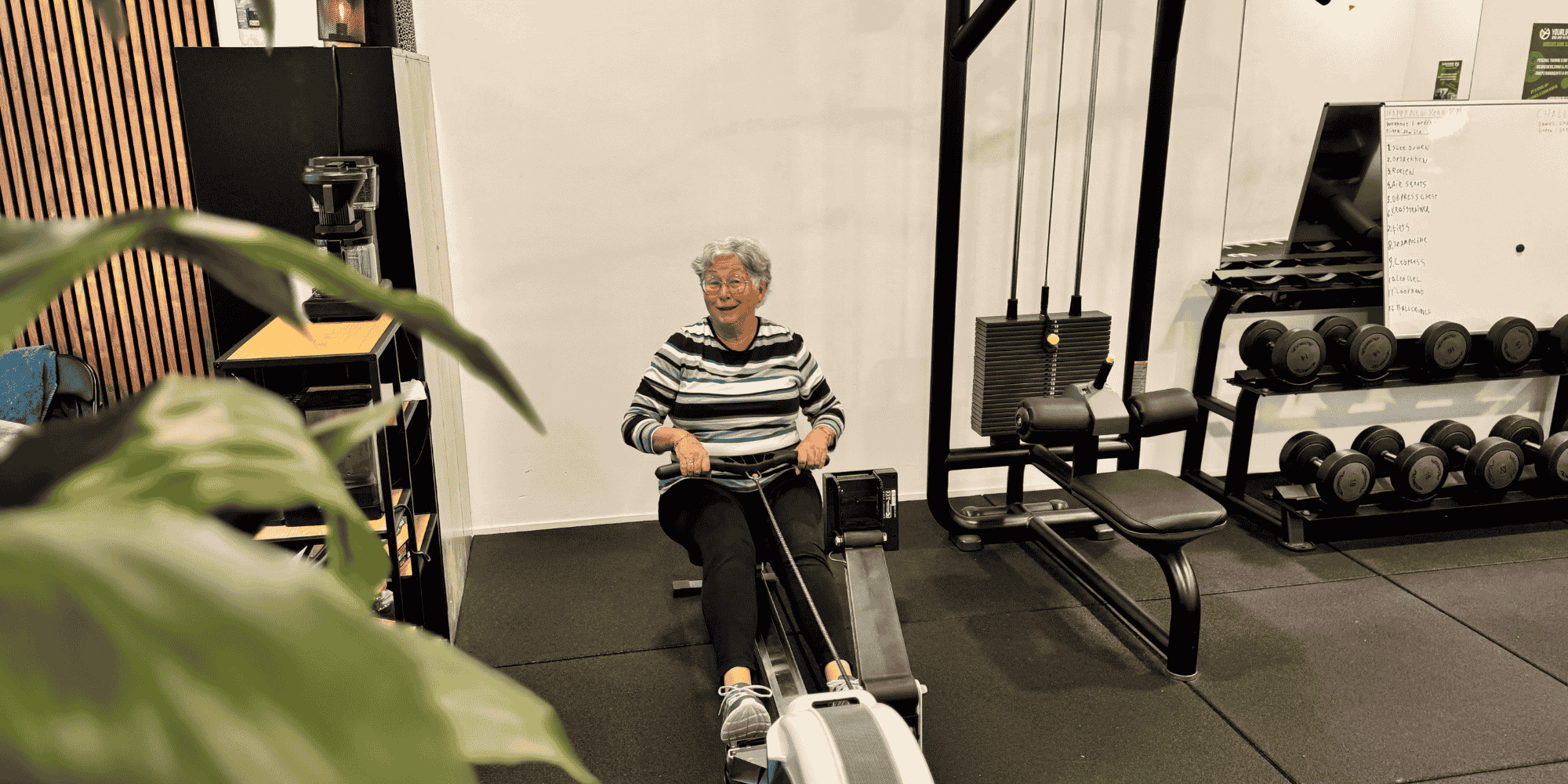 Marianne Lachend op de roeier