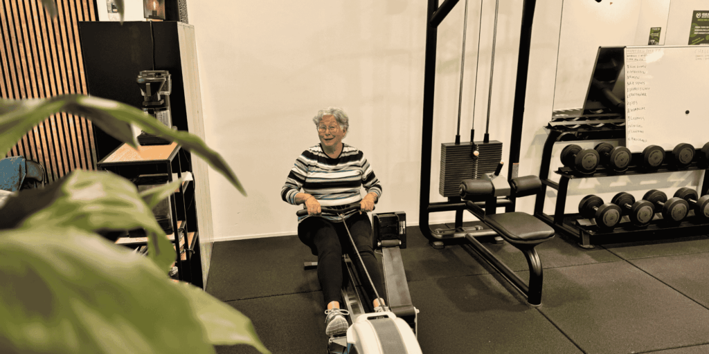 Marianne Lachend op de roeier