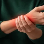 Vrouw die haar pols vasthoud vanwege artose/reuma