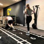 Koppel doet sled push oefening van gymrace