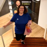 Marga loopt trots de trap op