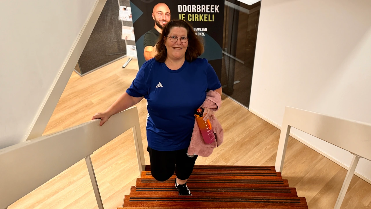 Marga loopt trots de trap op